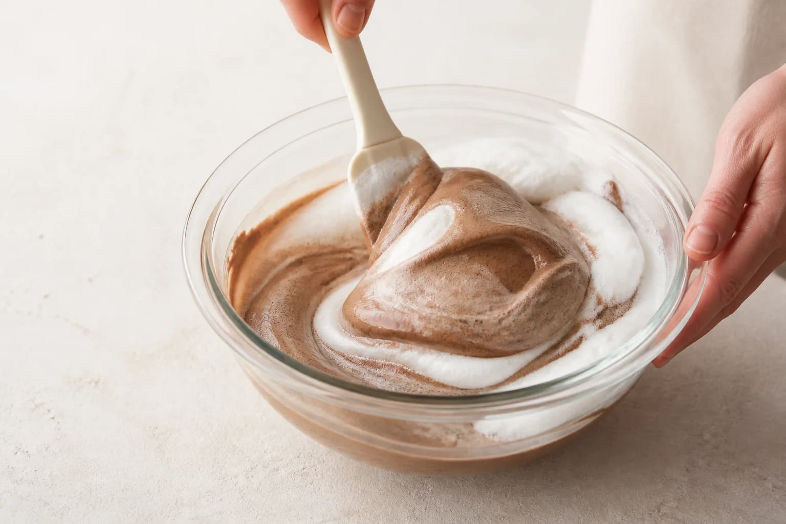 Etape 4 : Incorporer et réfrigérer — Mousse au chocolat vegan à l'aquafaba