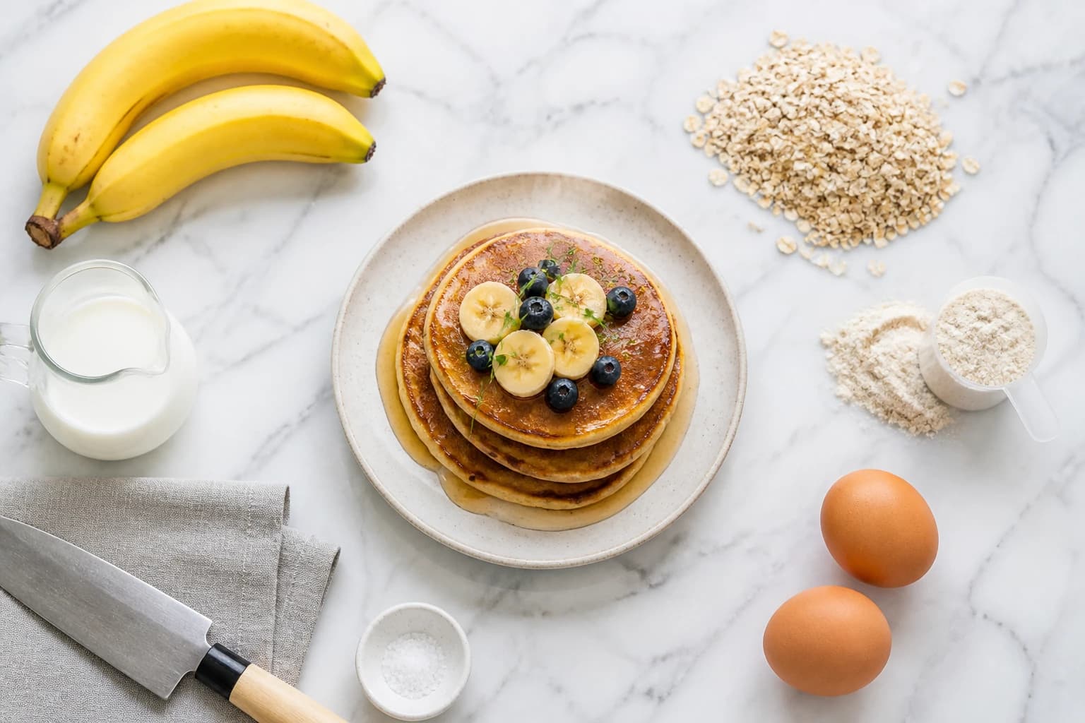 Pancakes protéinés banane et whey en train de cuire dans une poêle antiadhésive, bulles visibles en surface
