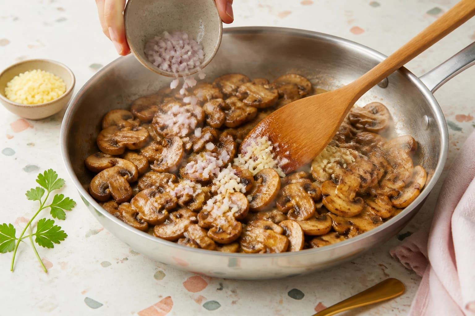 Etape 3 : Parfumer à l'ail et à l'échalote — Poêlée de champignons ail persil minceur dorée