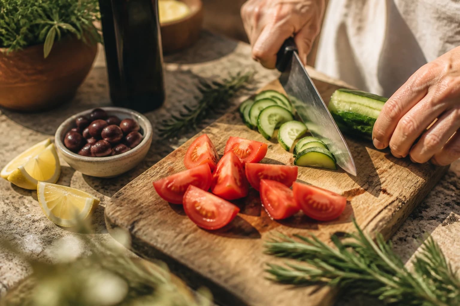 Etape 1 : Préparer les légumes croquants — Salade grecque authentique : la vraie horiatiki