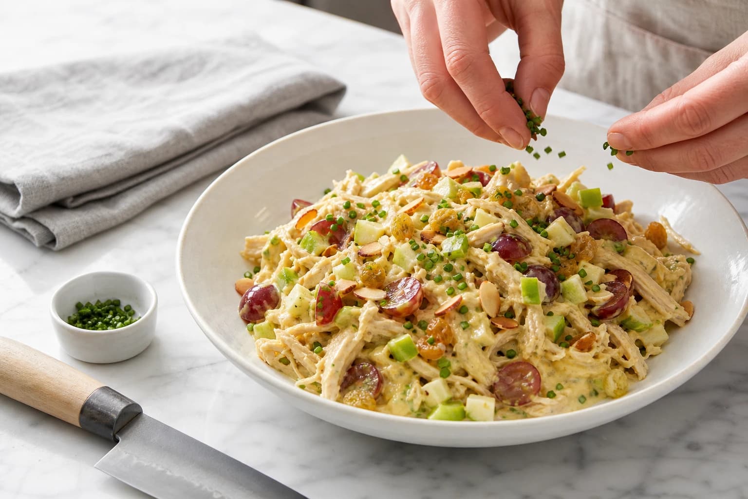 Etape 4 : Assembler et servir — Salade poulet curry, raisins & amandes