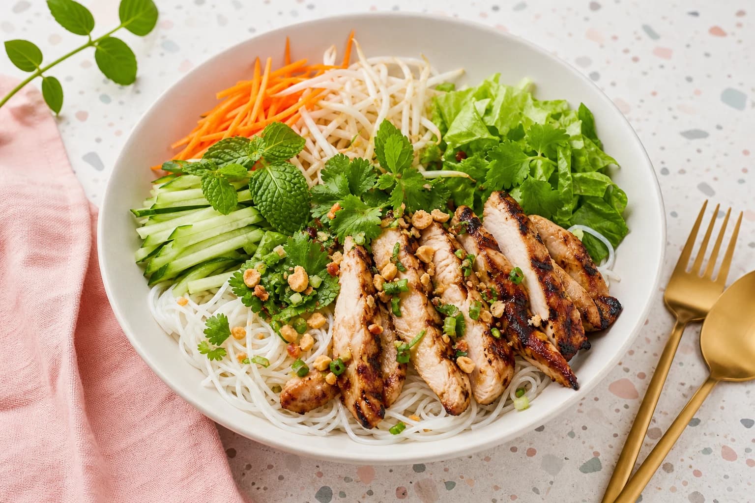 Bo bun léger au poulet, frais et croquant