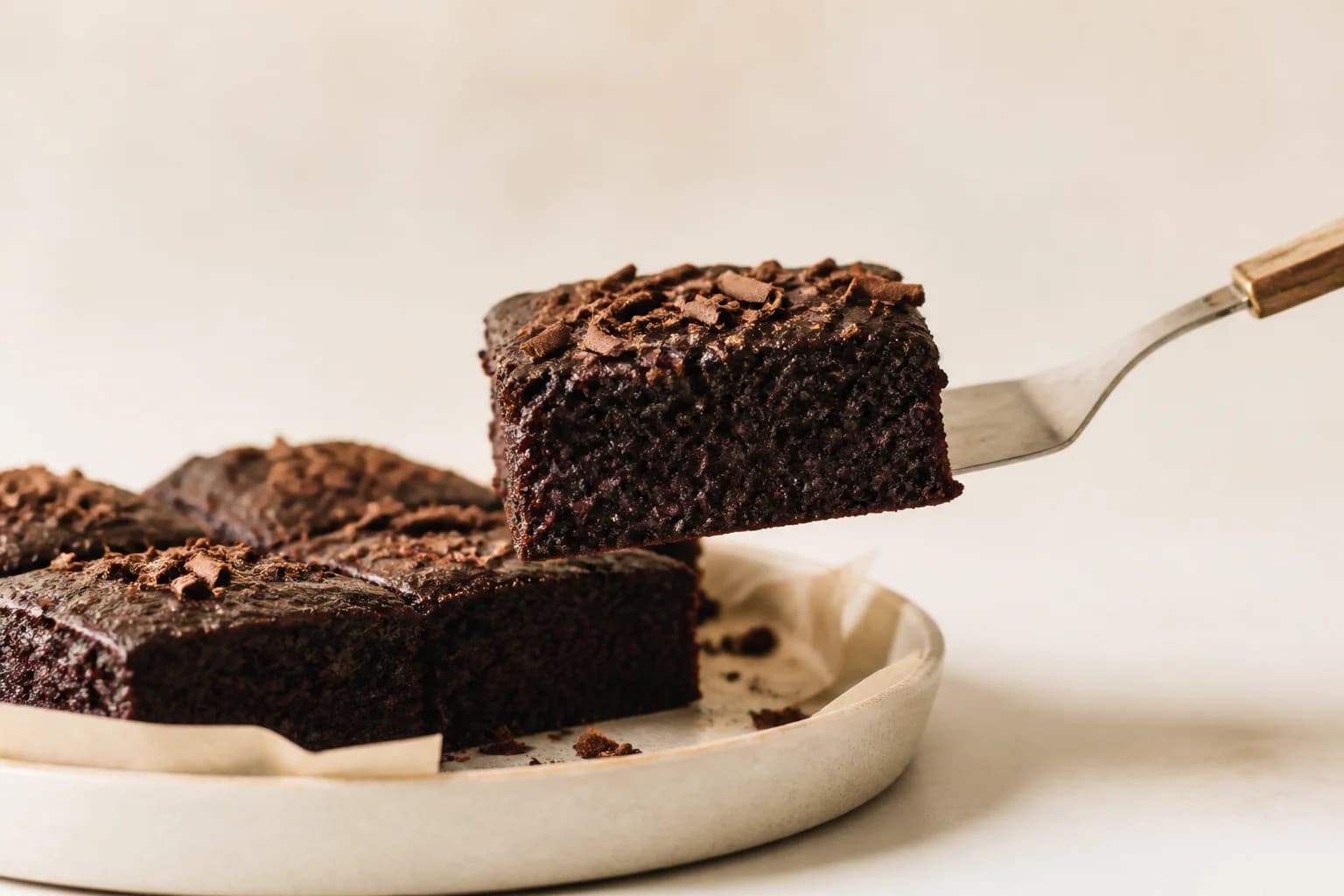 Brownie vegan betterave chocolat coupé en parts, vue de dessus sur fond ardoise