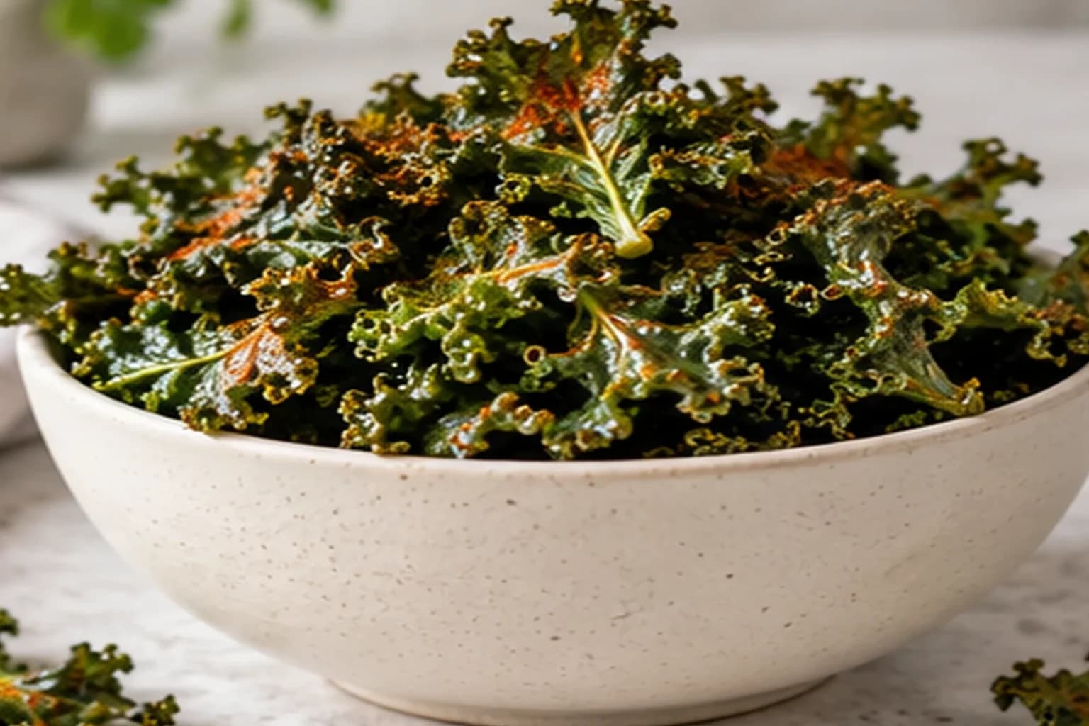 Chips de chou kale croustillantes au paprika servies dans un bol sur une plaque de cuisson
