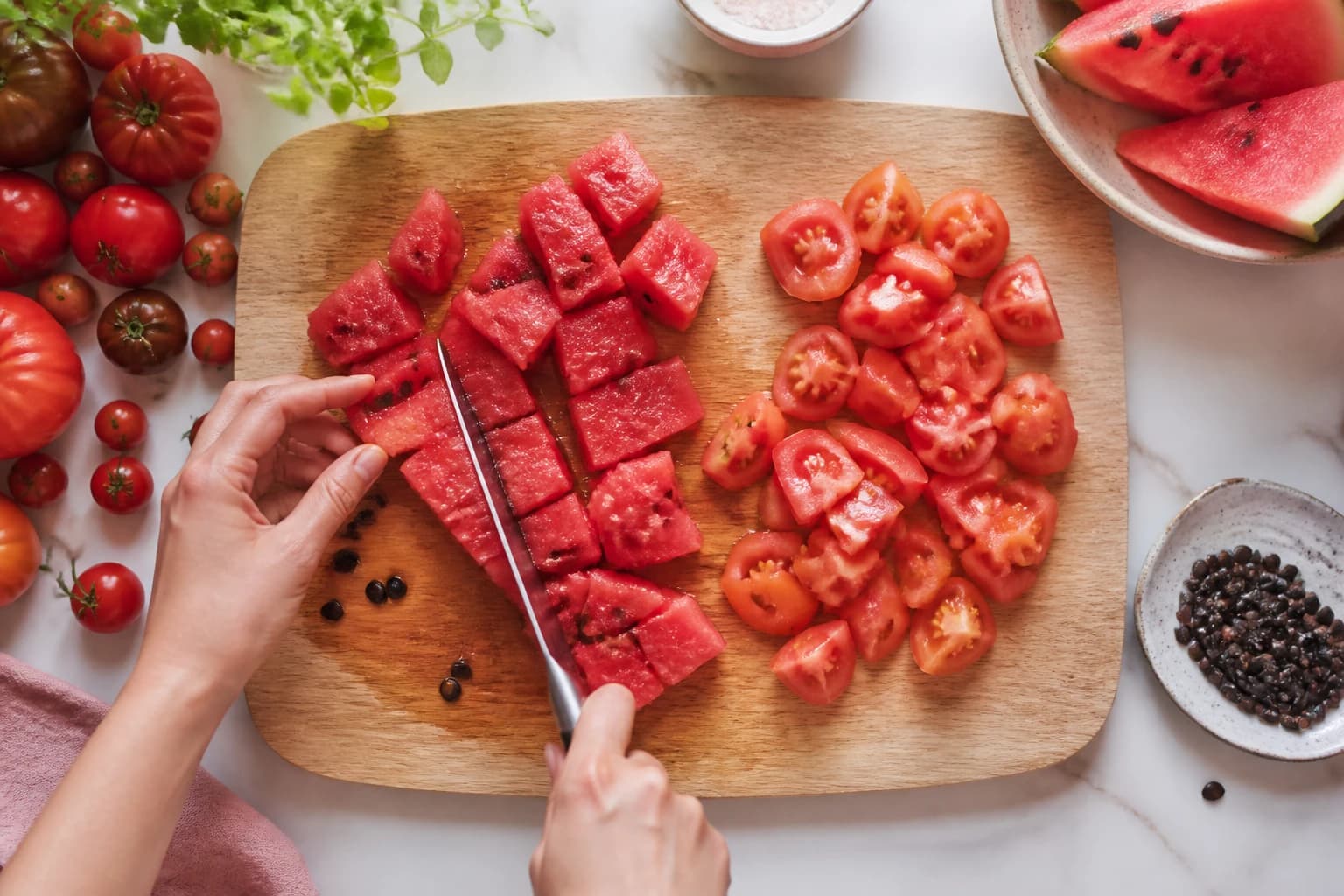 Étape 1 : Préparer et couper les ingrédients — Gaspacho pastèque, tomate & basilic