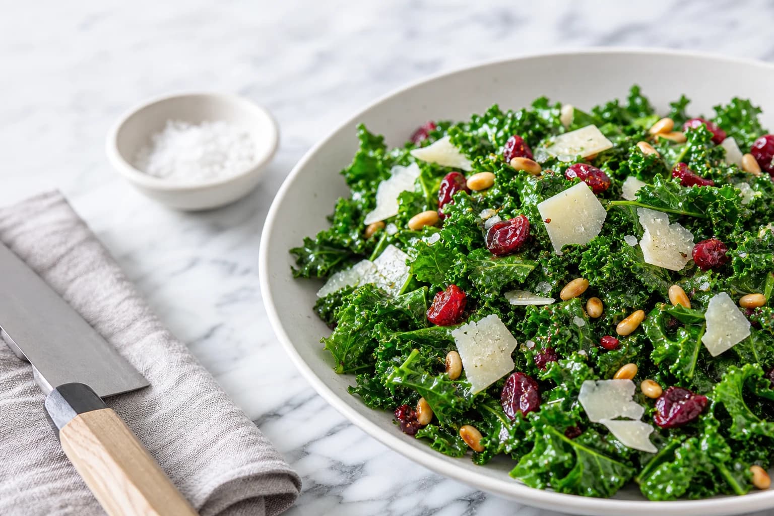 Salade de kale, cranberries & parmesan