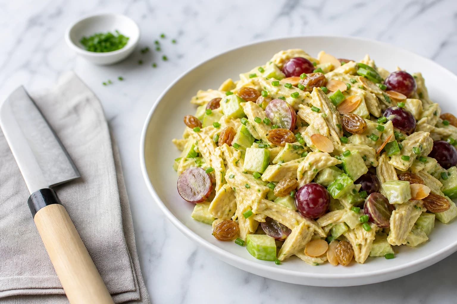 Salade poulet curry, raisins & amandes