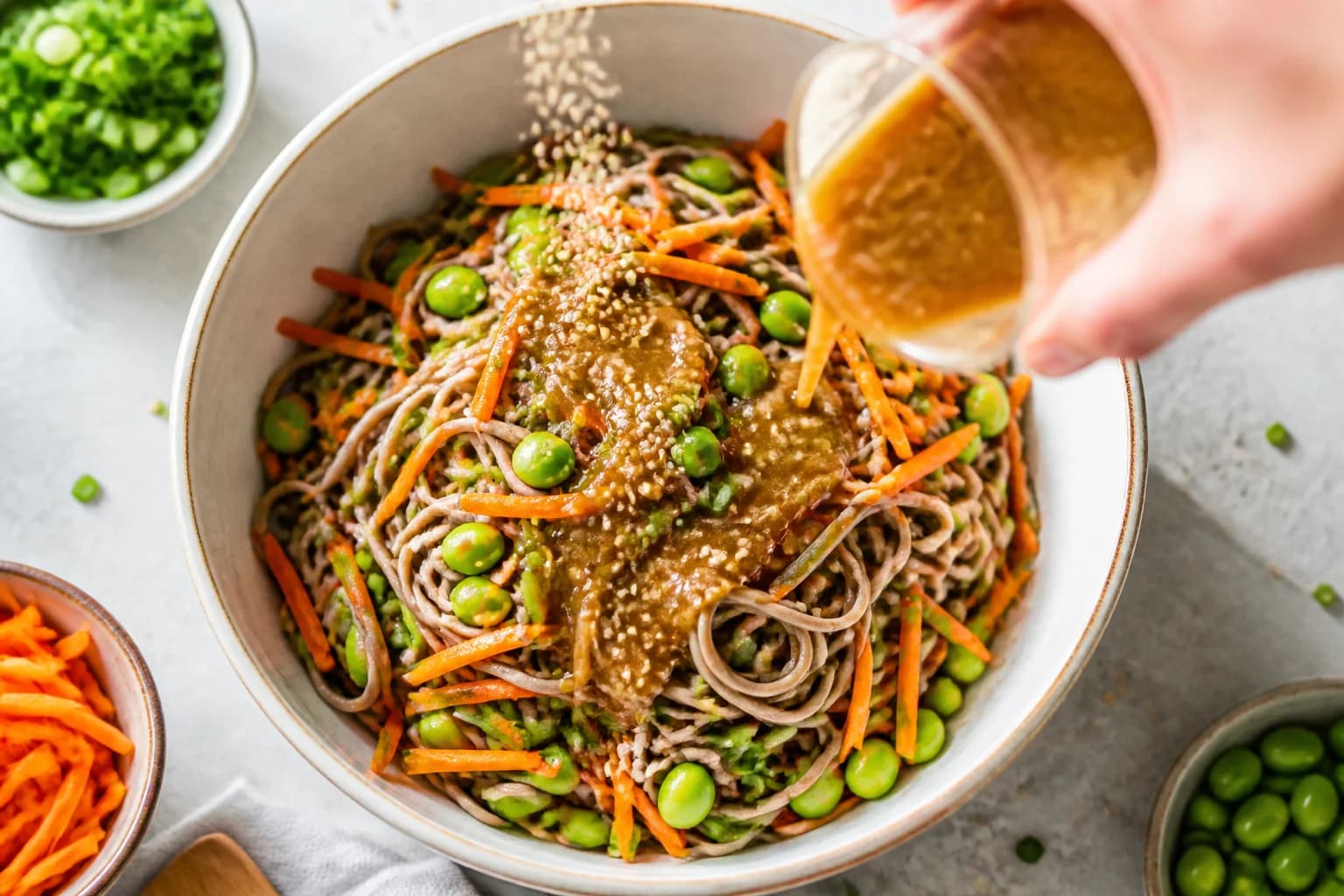 Etape 4 : Assembler et assaisonner — Salade soba, edamames & sésame
