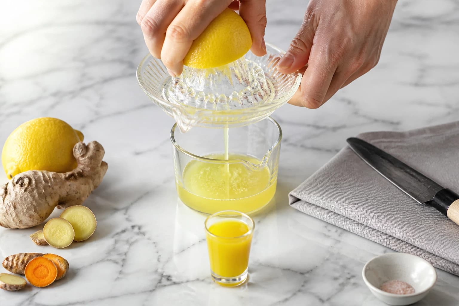 Etape 1 : Presser le citron — Shot détox foie : 4 ingrédients qui changent votre matin