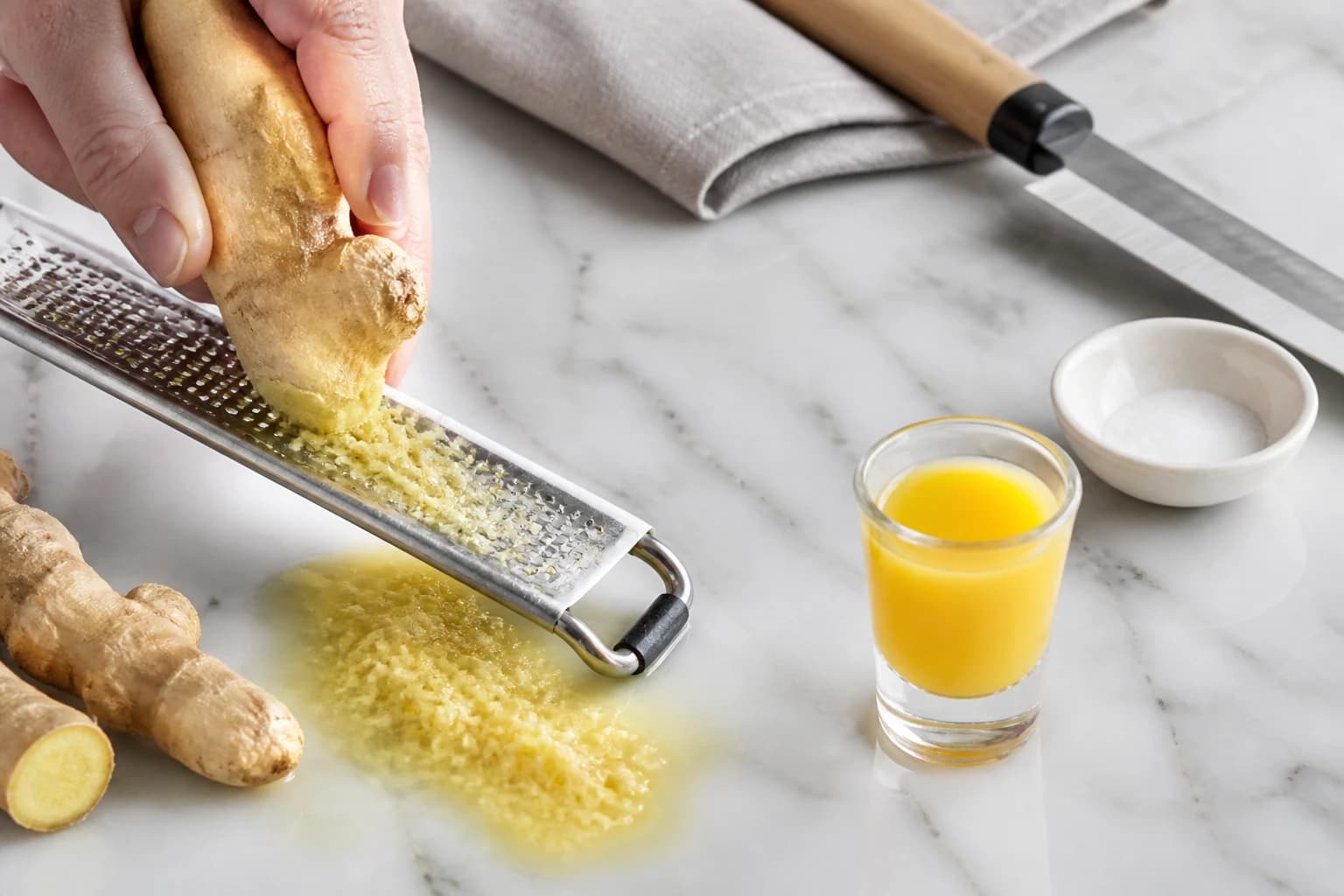 Etape 2 : Râper le gingembre frais — Shot détox foie : 4 ingrédients qui changent votre matin