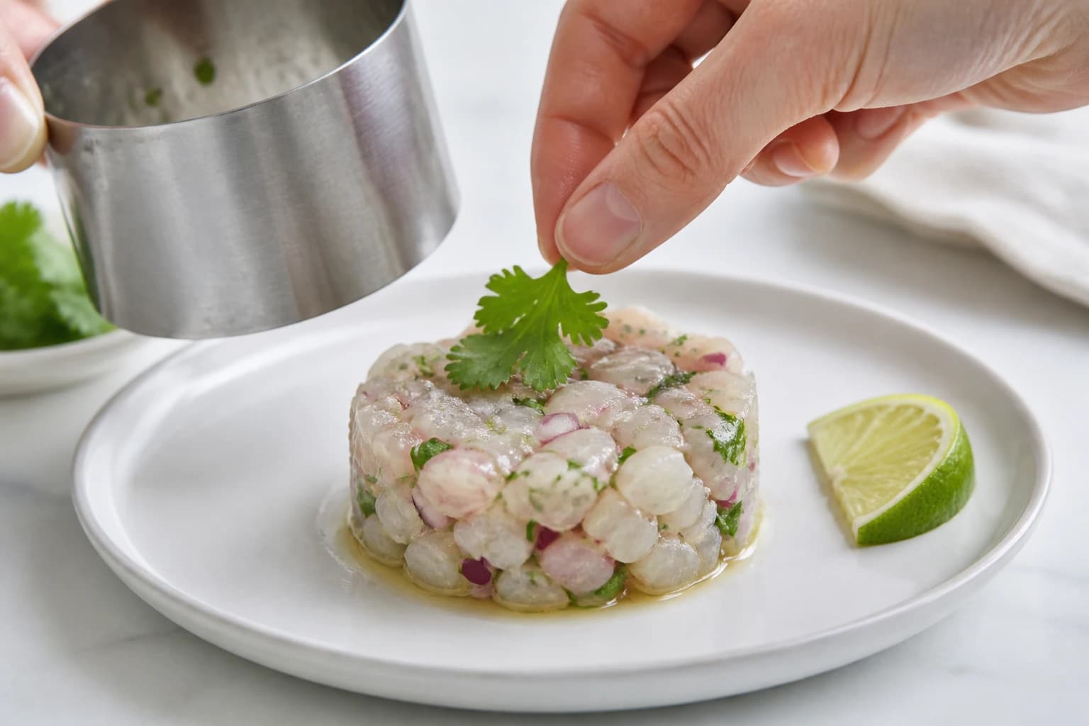 Etape 4 : Dresser et servir immédiatement — Tartare de dorade & citron vert