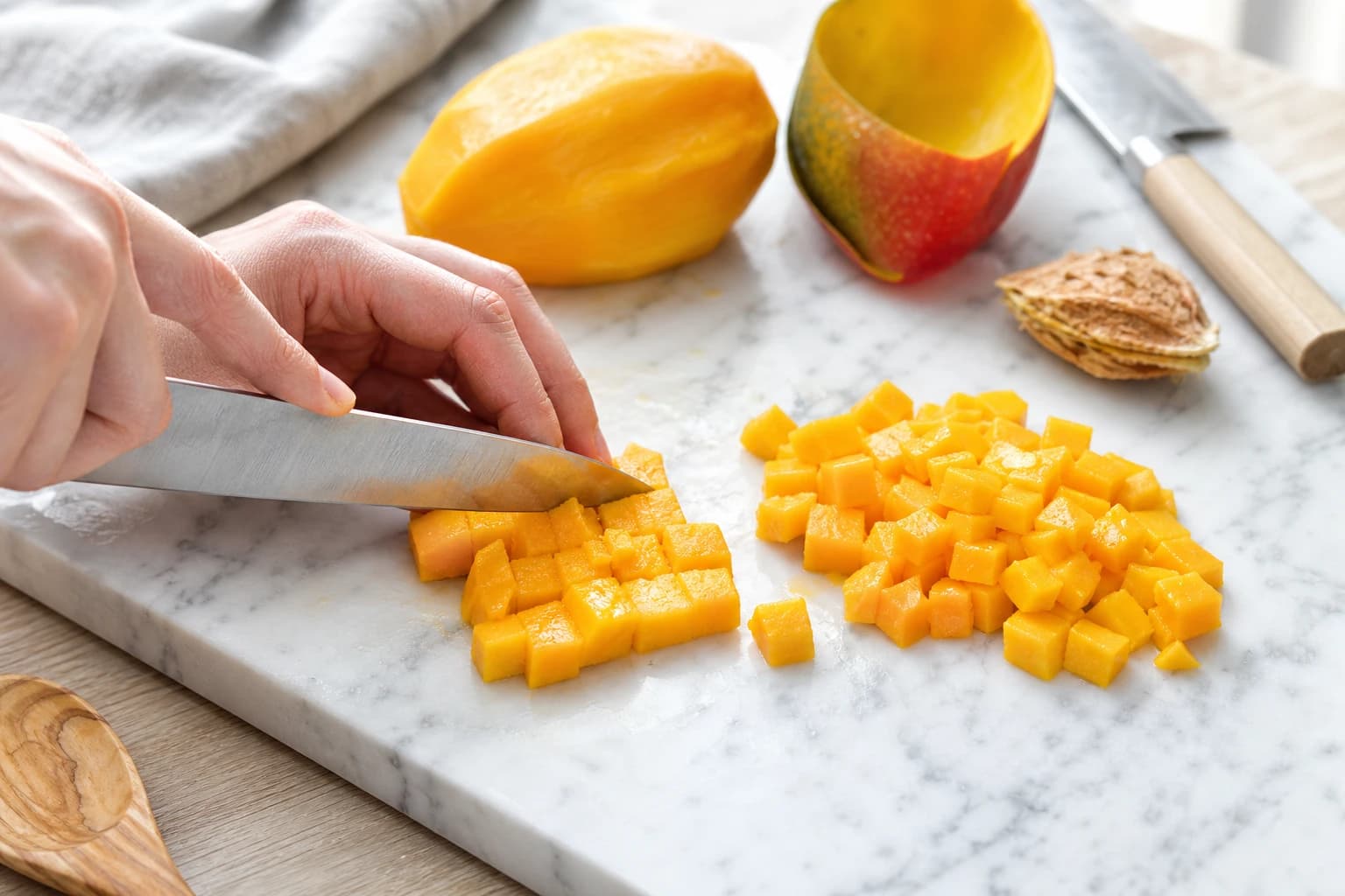 Etape 1 : Préparer la mangue en brunoise fine — Tartare mangue, chèvre & menthe