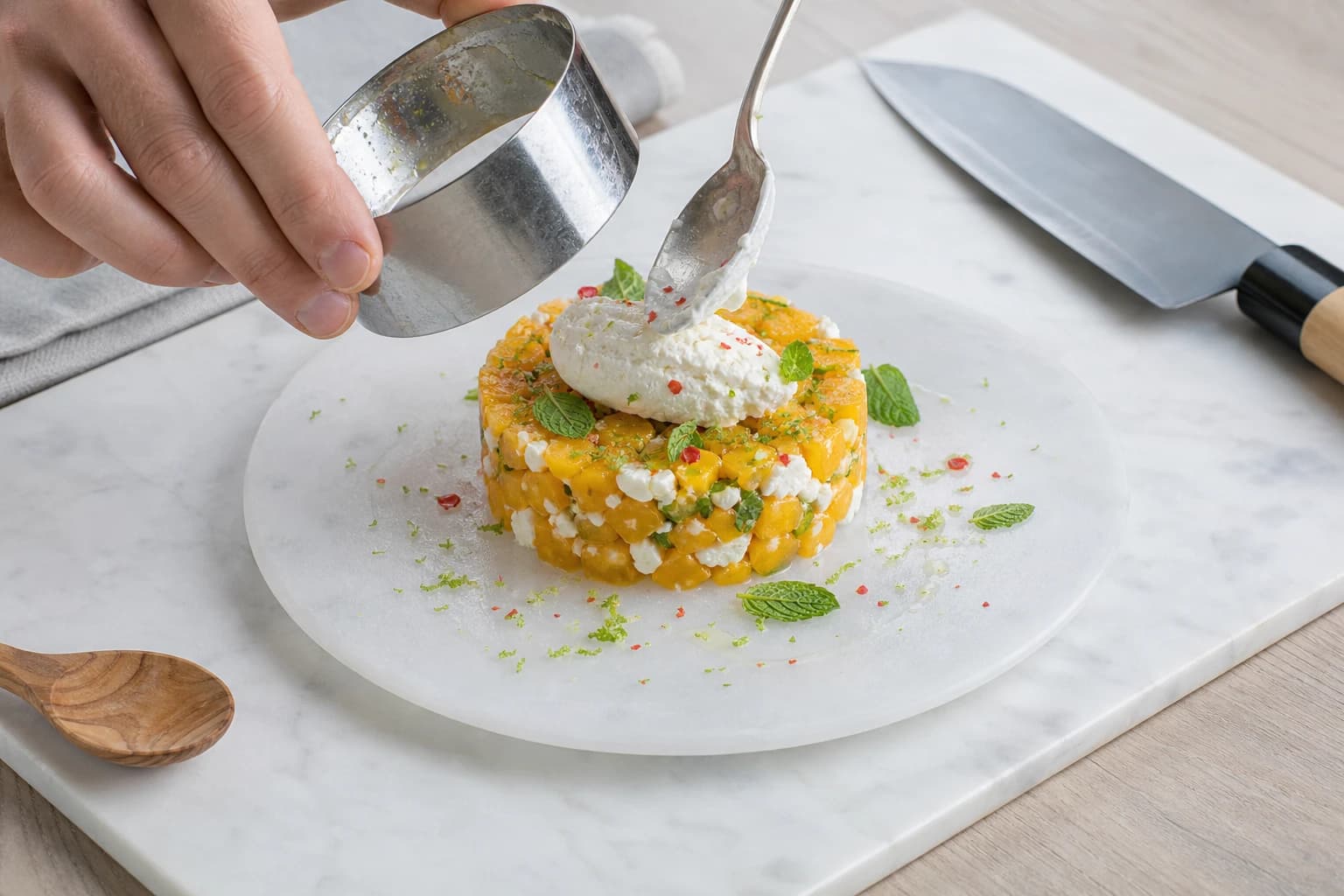 Etape 4 : Assembler et dresser le tartare — Tartare mangue, chèvre & menthe