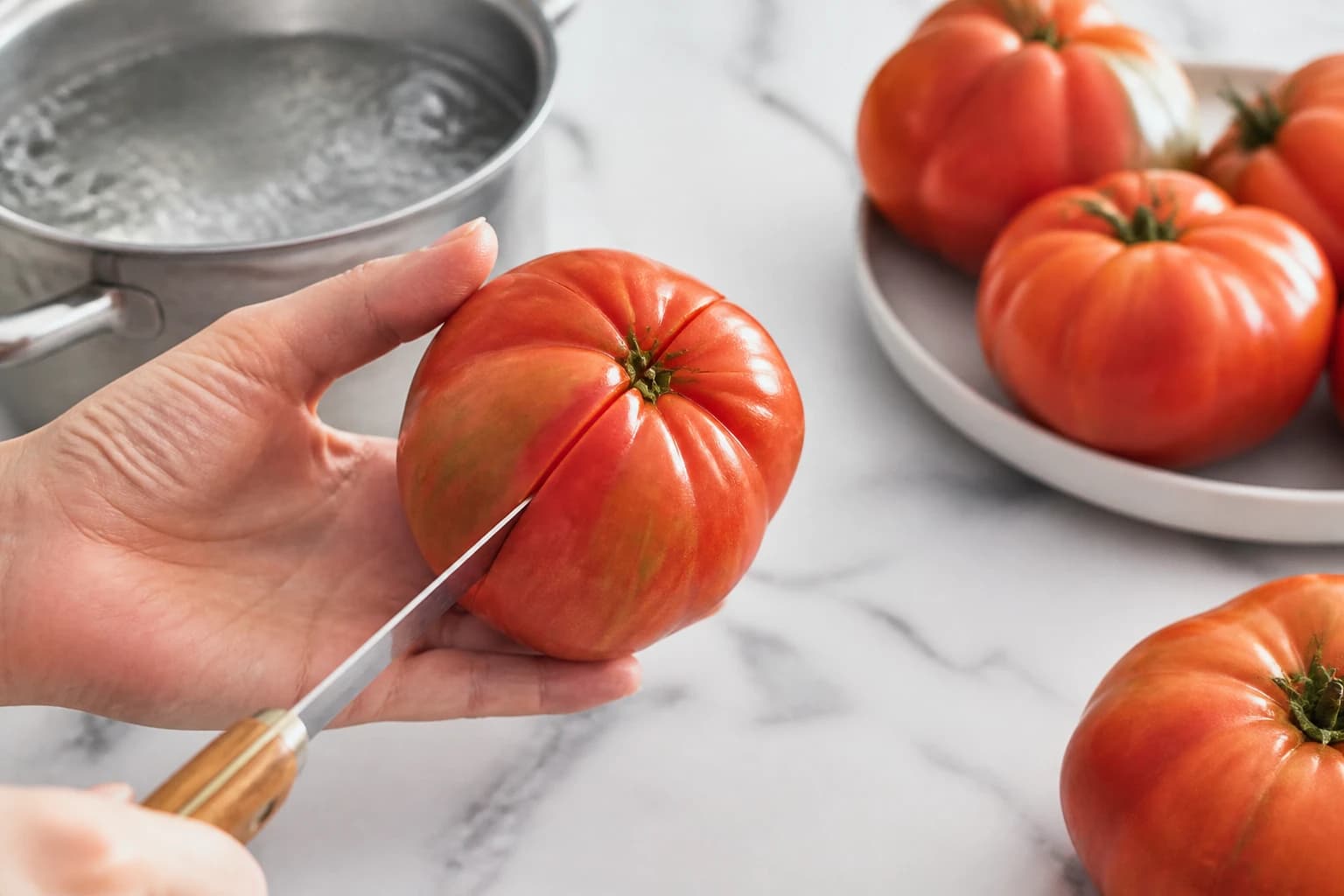 Etape 2 : Assaisonner le tartare de tomates — Tartare de tomates & mozzarella