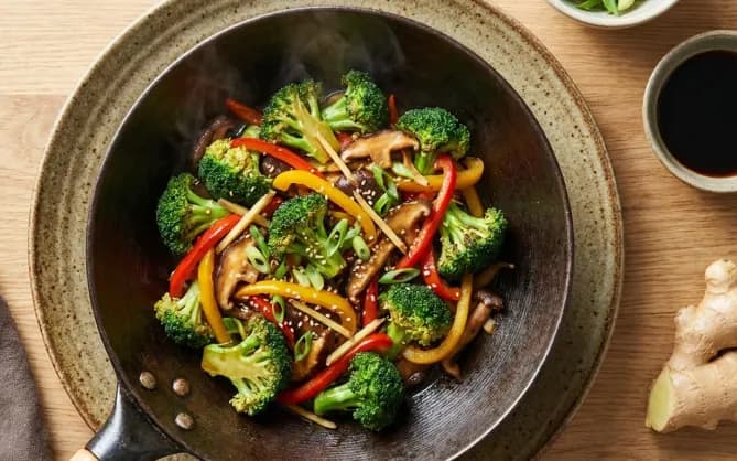 Wok de légumes colorés au gingembre
