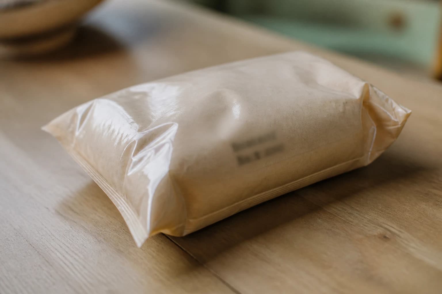 Emballage alimentaire posé sur un plan de travail, numéro de lot et date limite de consommation visibles